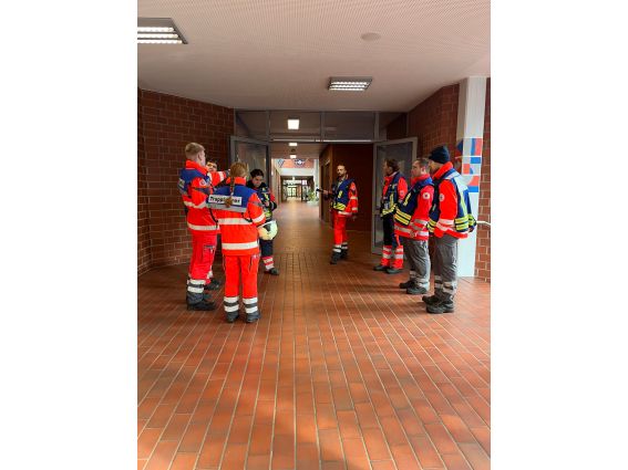Über 50 Einsatzkräfte üben den Großschadenfalls an der Heinz-Nixdorf Gesamtschule. © Kreis Paderborn